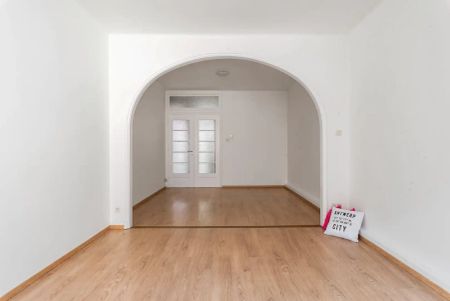 Ruim en charmant 2 slaapkamer appartement in het hartje van de stad. - Photo 5