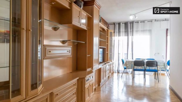 Double bed in Room in a shared 5-bedroom apartment for rent in Alcalá de Henares, perfect for professionals and students. - Photo 1