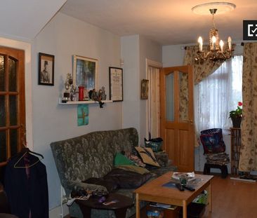 Bright room to rent in 2-bedroom flat in Crumlin, Dublin - Photo 3