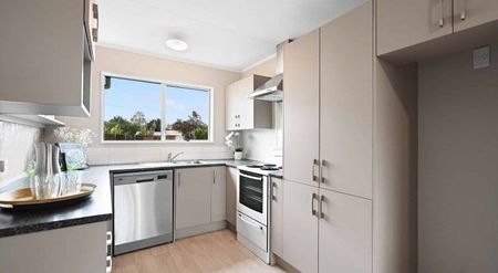 When location counts!! Enjoy a great family home! - Photo 4