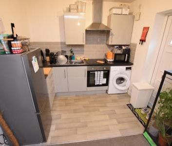 Queen Eleanor Road, Far Cotton, Northampton, NN4 - Photo 3