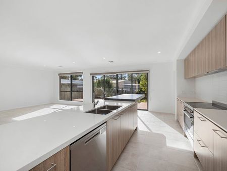 5 Hawkesmeade Street, Balnarring Beach VIC 3926 - House For Rent | Domain - Photo 3