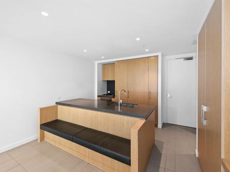 Beautiful Bright 2 Bedroom 2 Bathroom apartment! - Photo 3