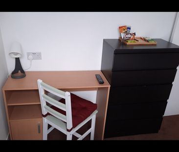 Room in a Shared House, Beck Road, E8 - Photo 3