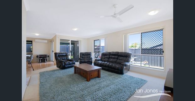 LARGE FAMILY HOME WITH BOAT/CARAVAN ACCESS! - Photo 1