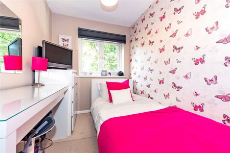 Southern Way, Farnborough, Hampshire, GU14 - Photo 4