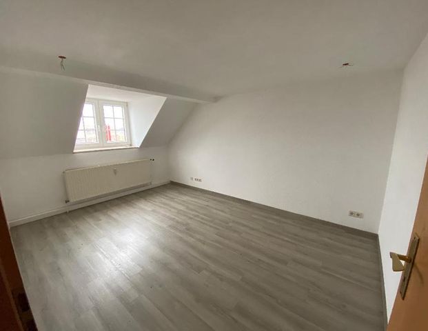 Schöne, helle 2-Zimmer Dachgeschosswohnung in zentraler Lage mit Stellplatz - Foto 1