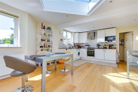 A bright and spacious two bedroom gated mews apartment close to Brixton Rail and Underground station. - Photo 5