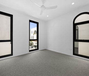 Brand New Luxury Waterfront Villa with Private Lift, City & Water V... - Photo 6