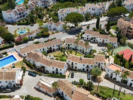 2 bedroom luxury Townhouse for rent in Nueva Andalucia, Andalusia - Photo 4