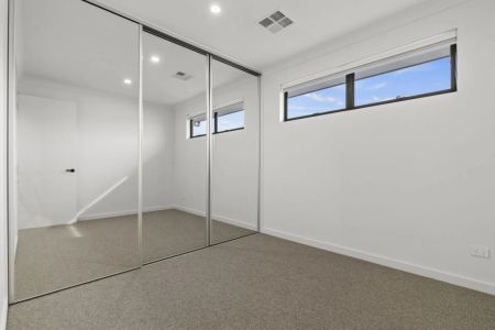 Lovely Three Bedroom Town house in the heart of Seaton - Photo 5