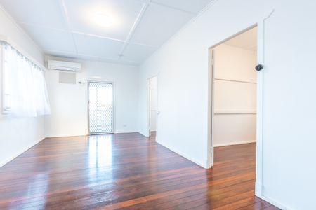 Lovely 2 Bedroom High Set Home! - Photo 2