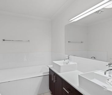Spacious, modern 3 Bedroom Buderim Townhouse - Photo 2