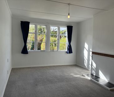 Sunny 2 bedroom Gem with big backyard! - Photo 2
