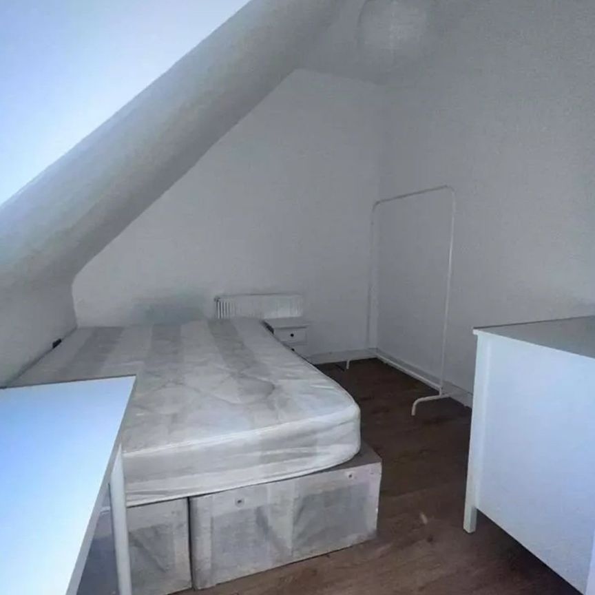 Room in a Shared House, Deptford High Street, SE8 - Photo 1