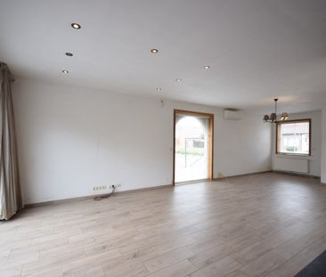 Halfopen bebouwing in landelijke stijl met ruime garage en tuin met... - Photo 1
