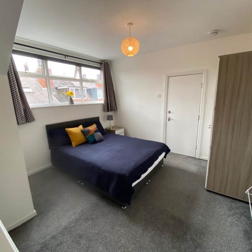 Edinburgh Grove (room 5), Armley, Leeds - Photo 1