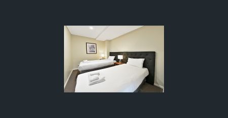 Spacious 3-Bedroom Art Deco Apartment with CBD Skyline Views, in Free Tram Zone - Photo 3