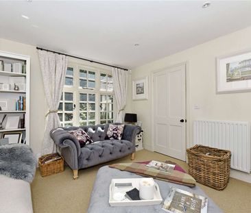 Character cottage offering excellent living space in a charming setting - Photo 5