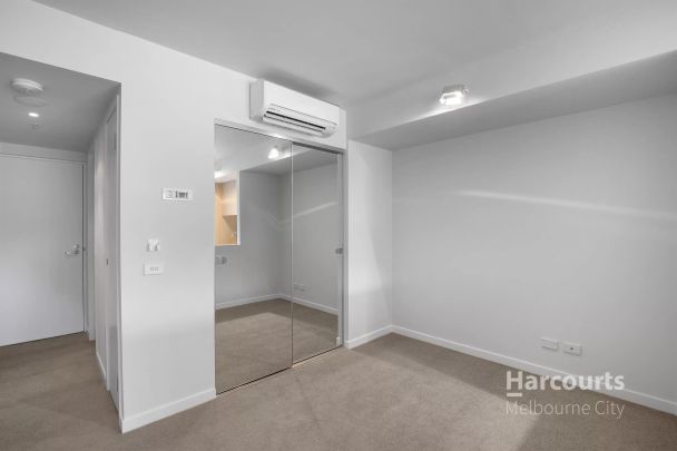 City Commuter's Dream - Sun Drenched Studio! - Photo 1