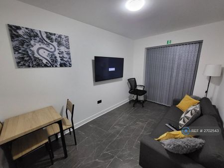 1 bedroom in a house share to rent - Photo 5