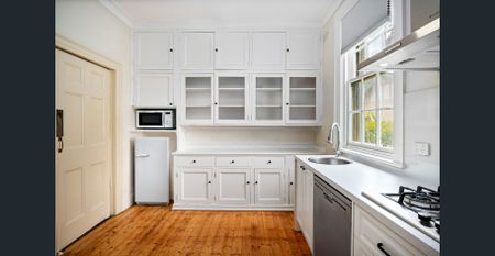 Beautifully Restored north facing Duplex with private gardens – All Utilities Included! - Photo 3