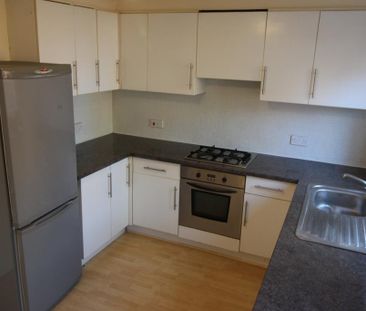 2 bedroom mews to rent - Photo 3