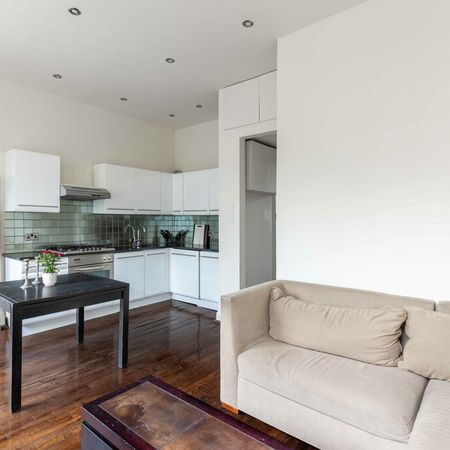 An amazing first floor one bedroom apartment within a stone's throw of Warwick Avenue. - Photo 3