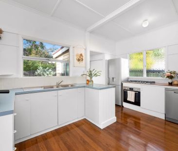 Charming 2-Bedroom Home with Deck & Private Backyard in Moorooka - Photo 5