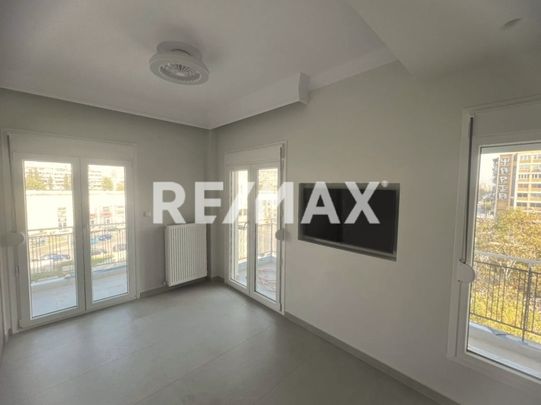 Ανακαινισμένη γκαρσονιέρα 40 τ.μ. δίπλα στο Μετρό & στον Ν.Σ.Σταθμό - Photo 1