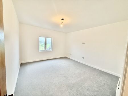 Luxury 1‑bed apartment at Lumb Farm, Ripley. Brand‑new, high‑spec finish with large kitchen‑diner, modern bathroom, gated parking and stunning views. £1,000pcm + £300 for all bills incl. Starlink, gas, electric, water, council tax. Available 1 March. Contact Property Options to view. - Photo 3