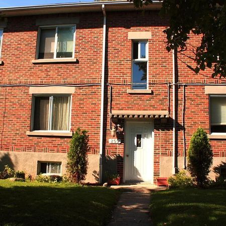 GRAND 5 1/2 RÉNOVE, PRES BORD DE L'EAU, JARDIN, SOUS-SOL ET 1 PARKING INCLUS - Photo 3