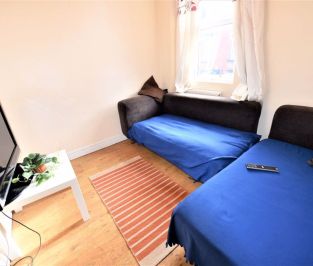 2 bedroom House in Harold Grove, Leeds - Photo 4