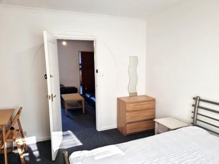 4 bedroom detached house to rent - Photo 4