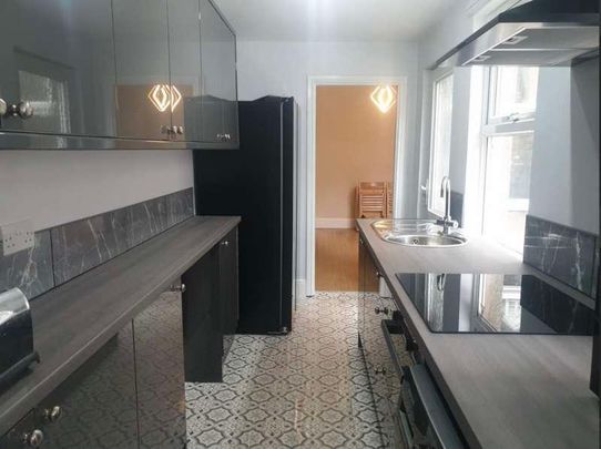 Student House // Bed + Bath // Sep, LN2 - Photo 1