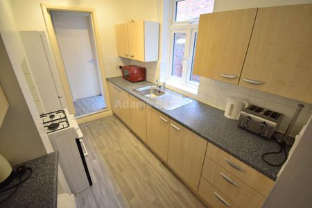 4 bedroom terraced house to rent - Photo 5