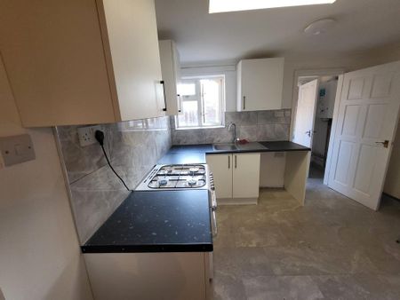 3 bedroom terraced house to rent - Photo 5