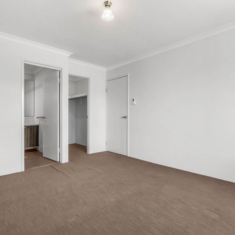 Modern 3x2 in the heart of Kelmscott - Photo 1