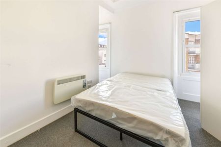 A good size, one bedroom flat ideally located on Wandsworth Road. - Photo 4