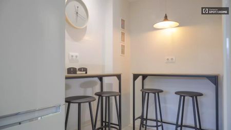 Single Bed in Rooms for rent in 8-bedroom Chalet in Madrid - Photo 5