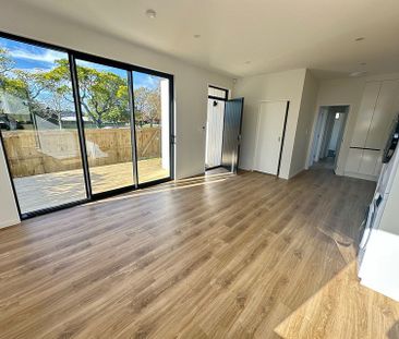 Spacious 2-Beds – Prime Location Opp Park! - Photo 5