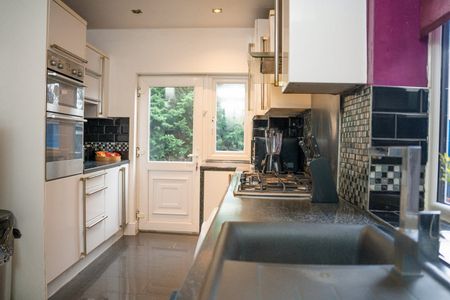 4 Bed Semi-Detached House, Rothesay Road, M8 - Photo 3