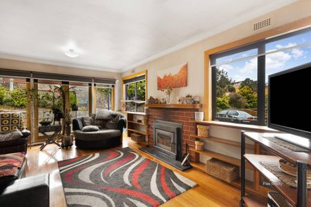 Charming and Spacious Family Home in Hillcrest - Photo 4