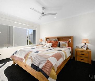 Modern townhome living with fresh upgrades - Photo 2
