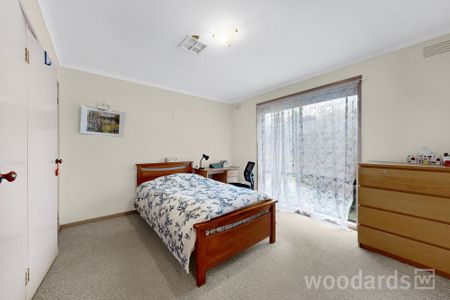 Charming Two-Bedroom Villa in a Sought-After Location - Photo 3