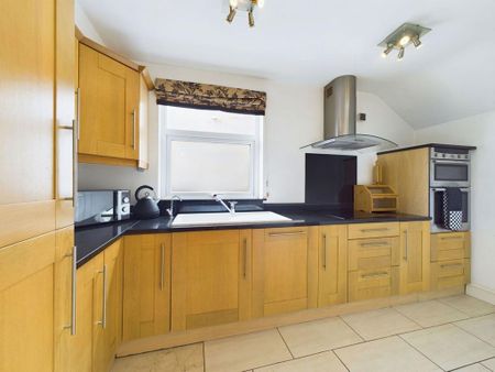 3 bedroom semi-detached house to rent - Photo 5
