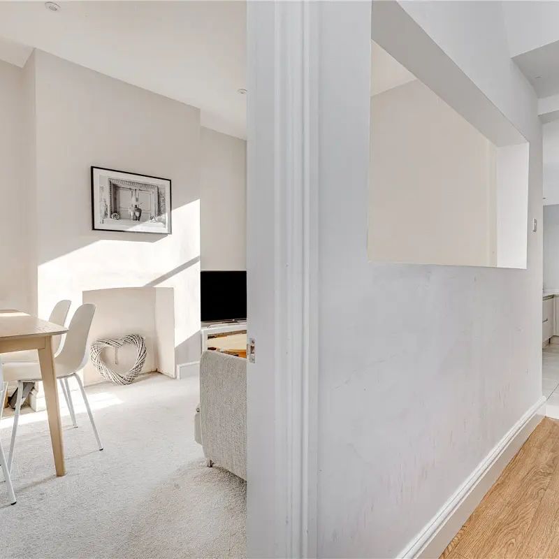 3 bedroom house in London - Photo 1