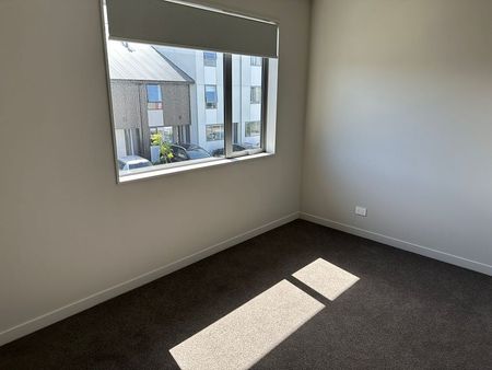 Near New - Close to all that Petone has to offer - Photo 4