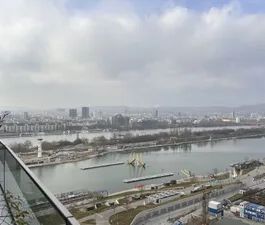 Danube Flats, 18. Stock: 2 Zimmer mit Balkon, Donaublick, Pool und Concierge - Photo 3