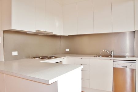 Bright and Spacious Studio Apartment - Photo 2